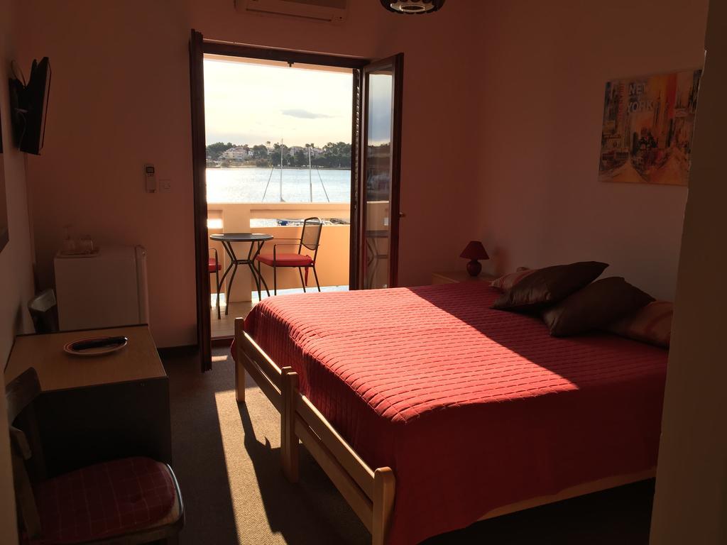 Guest House Punta Grzan Petrcane Room photo